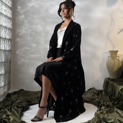 صورة عباية بقصة بليزر بتطريز ورود