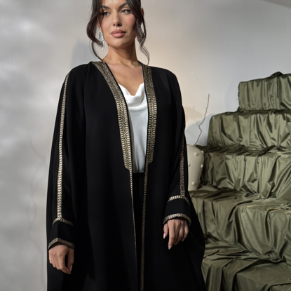 صورة عباية بشت بتطريز تراثي ذهبي