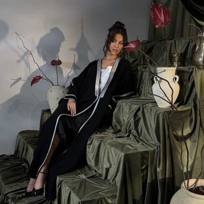 صورة عباية بشت بتطريز تراثي ذهبي