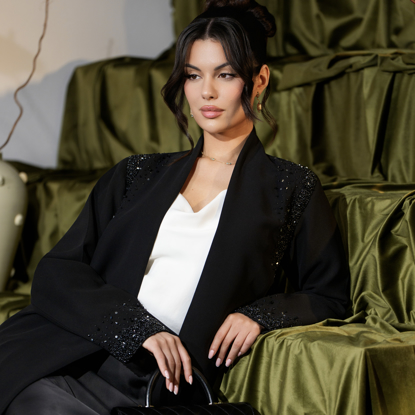 صورة عباية بشك يدوي وخرز على الأكتاف