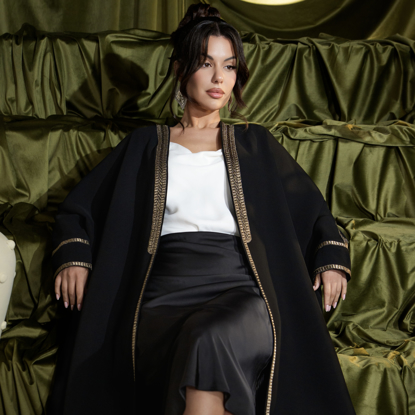 صورة عباية بشت بتطريز تراثي ذهبي