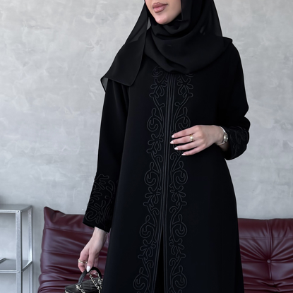 صورة عباية بتطريز أسود بارز