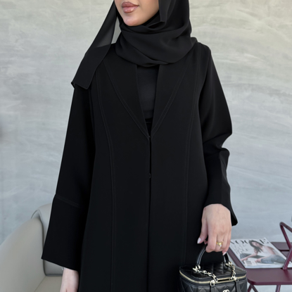 صورة عباية بخياطات طولية